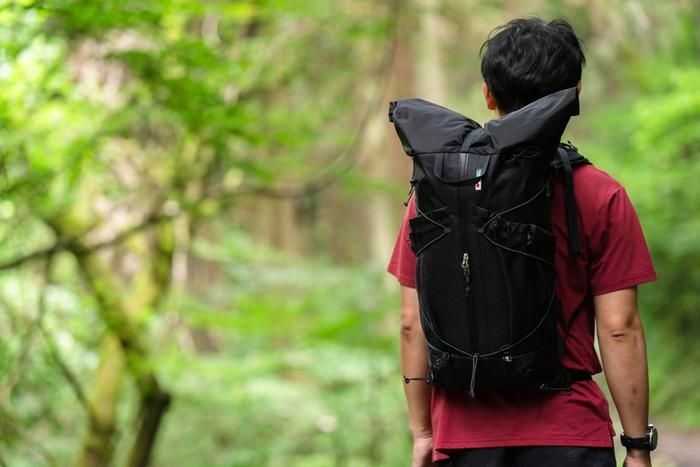 SAYAMA worksのFAST V3を背負っている男性