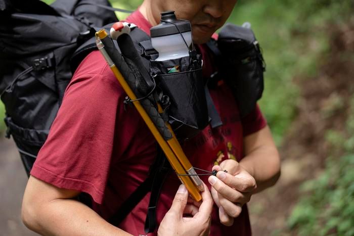 SAYAMA worksのダスティンホルダーにゴムコードをつけているところ