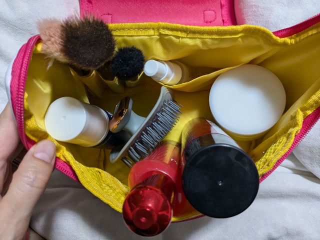 ポーチの中に物を入れた状態