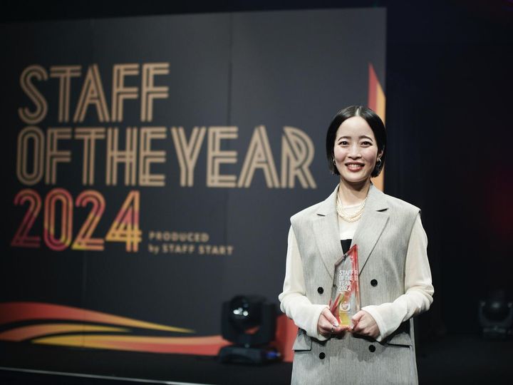 画像: 「STAFF OF THE YEAR 2024」でグランプリを受賞した栗本さん。 出典：グリーンレーベル リラクシング