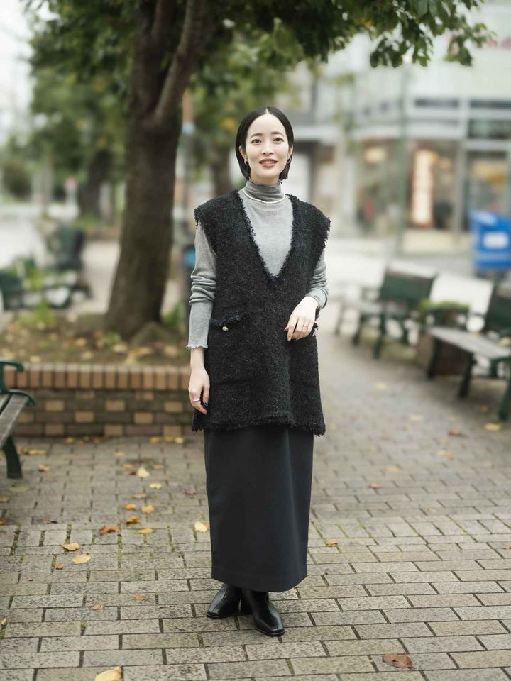 画像: 光沢のある糸で織られた鮮度の高いベストを主役に、上品ながらトレンド感のあるスタイリングに。ベスト￥12,100、カットソー￥5,940、スカート￥11,000、ショートブーツ￥13,200すべて【グリーンレーベル リラクシング】 その他／本人私物 出典：グリーンレーベル リラクシング