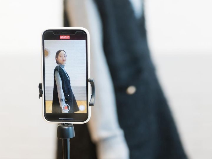 画像: 開店前にセルフィーでスタイリングを撮影し、投稿するのが栗本さんの日課。 出典：グリーンレーベル リラクシング