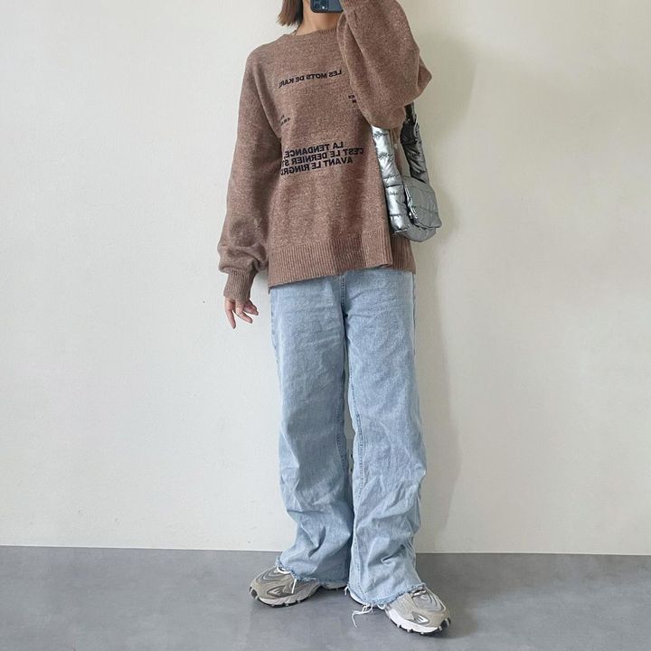 画像: 定番のデニム合わせは小物で工夫