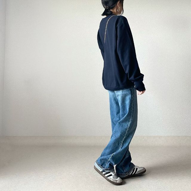 男女兼用のスウェットシャツを着用したコーデ