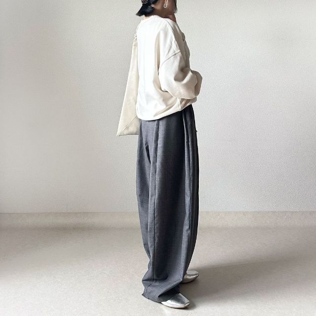 レディースのスウェットシャツを着用したコーデ