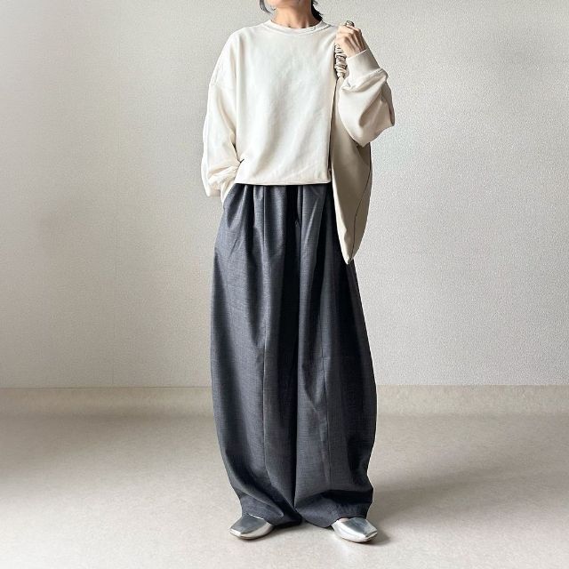 レディースのスウェットシャツを着用したコーデ