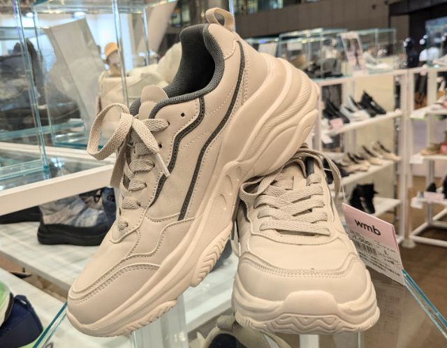 白のチャンキーソールスニーカー