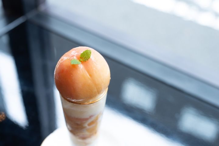 「まるごともも×どっしり1玉のパフェ」 1800円（※販売期間は6月から9月中旬頃）