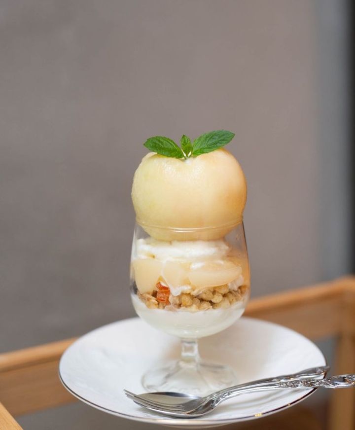 「まるですももなもものmini mini パフェ」1480円（※販売期間は6月下旬から9月中旬頃） ※miniminiパフェの桃は熊本県産