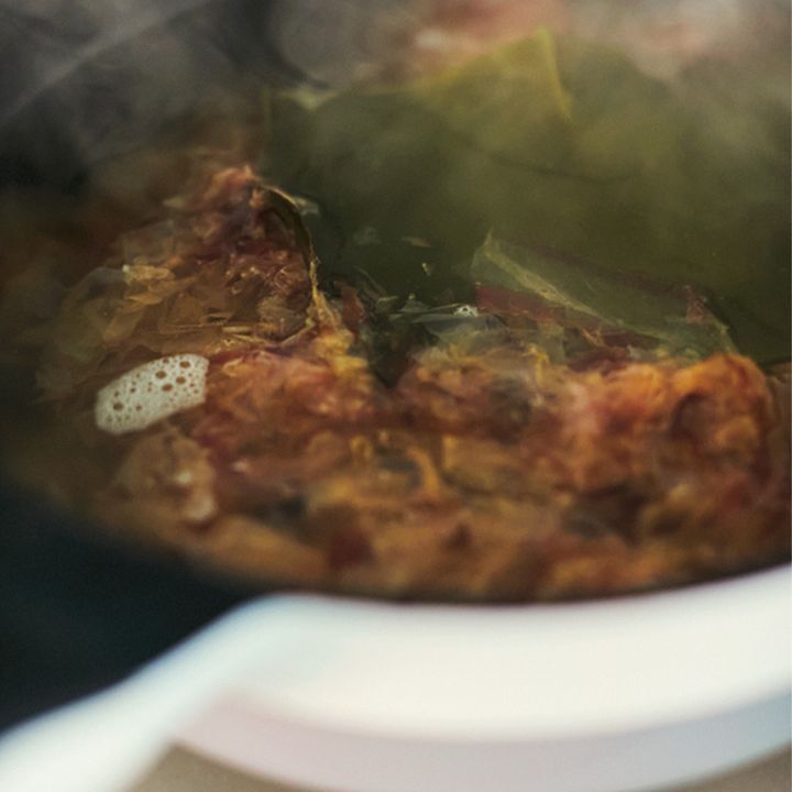 手順1と3の写真：鍋に水と昆布を入れ火にかけ、沸いたら鰹節を入れて2～3分煮立たせる。