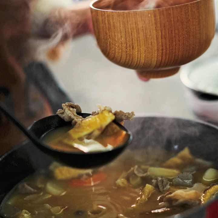 豚汁をお碗によそう様子