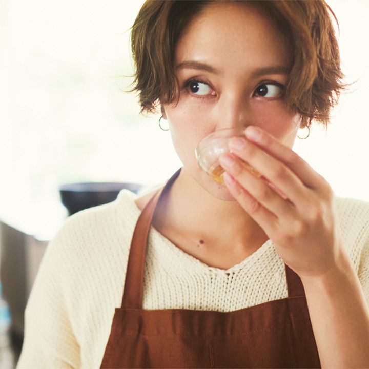 豚汁の味見をする和田明日香さん