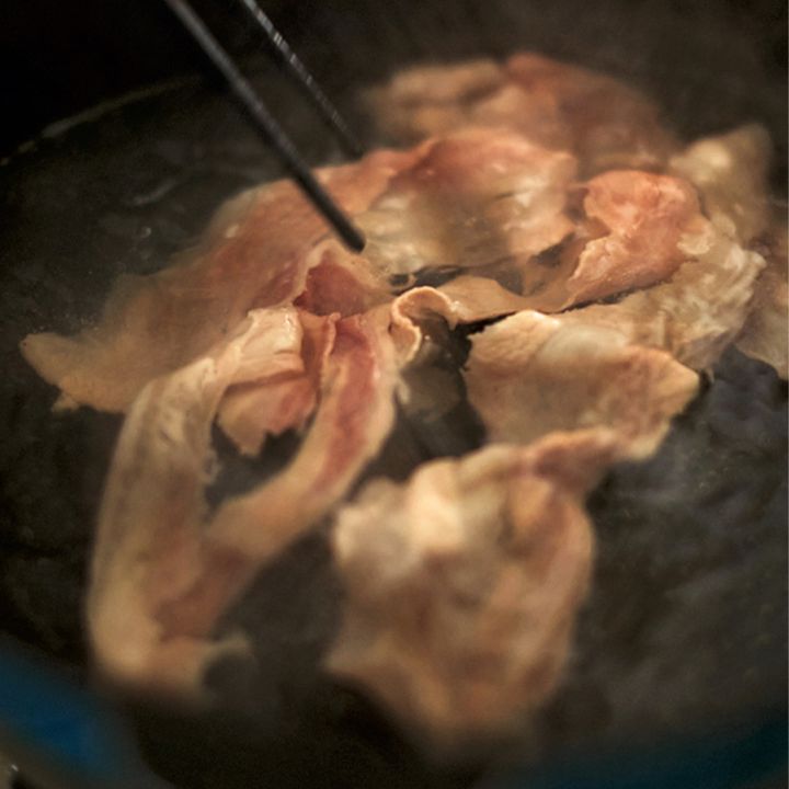 手順4の写真：別の鍋に米油を熱して長ネギを炒める