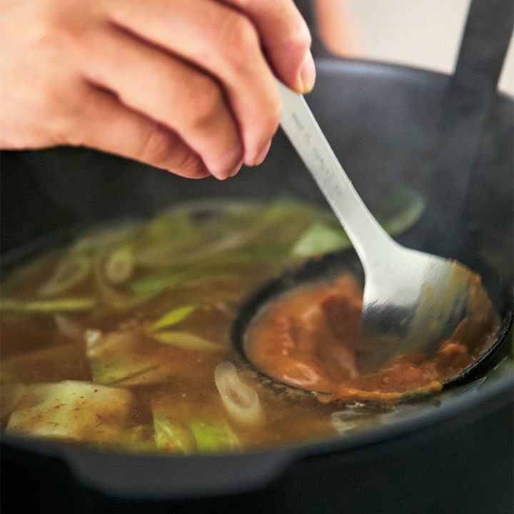 手順5の写真：具の上にザルを置いて出汁を注ぎ入れる