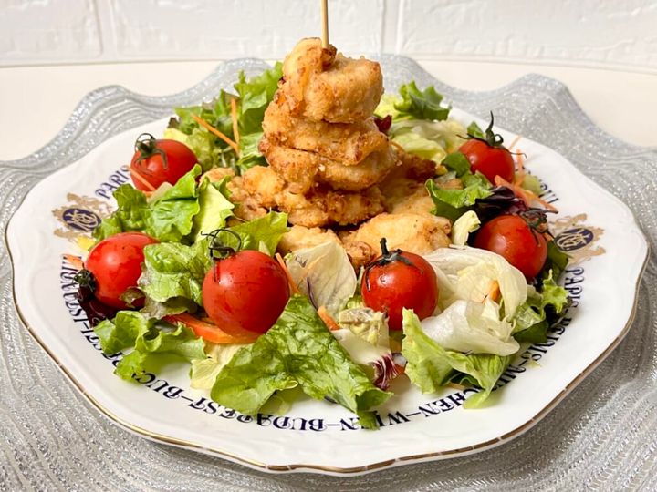 無印良品の冷凍食品「塩こうじからあげ」を「からあげツリー」にアレンジし、カット野菜とトマトを添えて紹介する画像