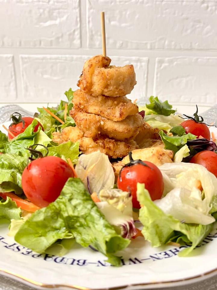 無印良品の冷凍食品「塩こうじからあげ」のアレンジレシピ「からあげツリー」をアップで紹介する画像