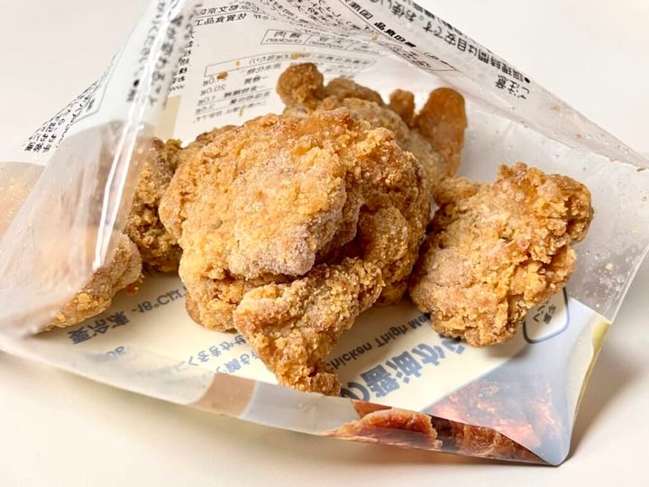 無印良品の冷凍食品「国産鶏もも肉の醤油からあげ」のパッケージを開封し、チルド状態のからあげを紹介する画像