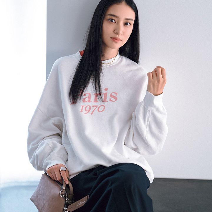 オフホワイトスウェットにゴールドチェーンネックレスグレーボトム