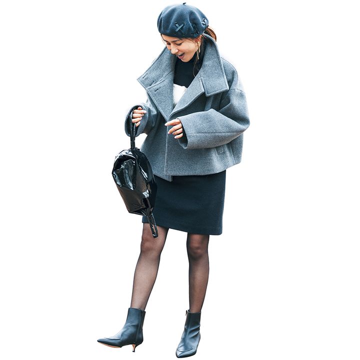 ショートブーツにミニスカート、薄デニールタイツのコーデ