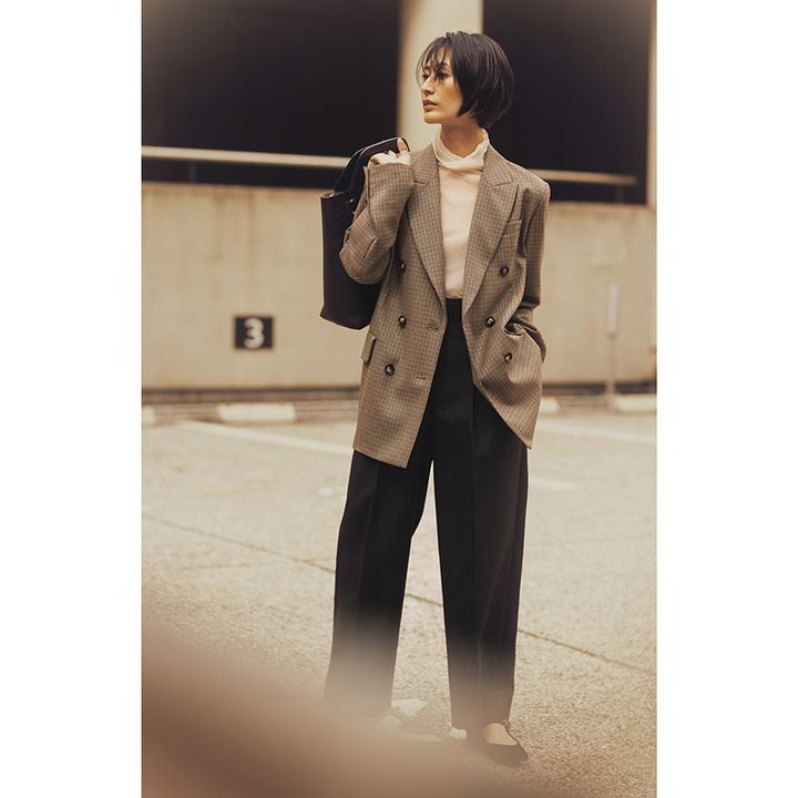 ベージュジャケットに白シアータートルのハンサムコーデ