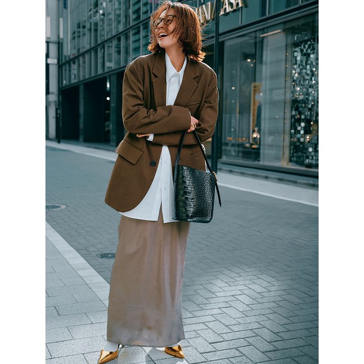 ブラウンのジャケットにスカートのオールブラウンコーデ