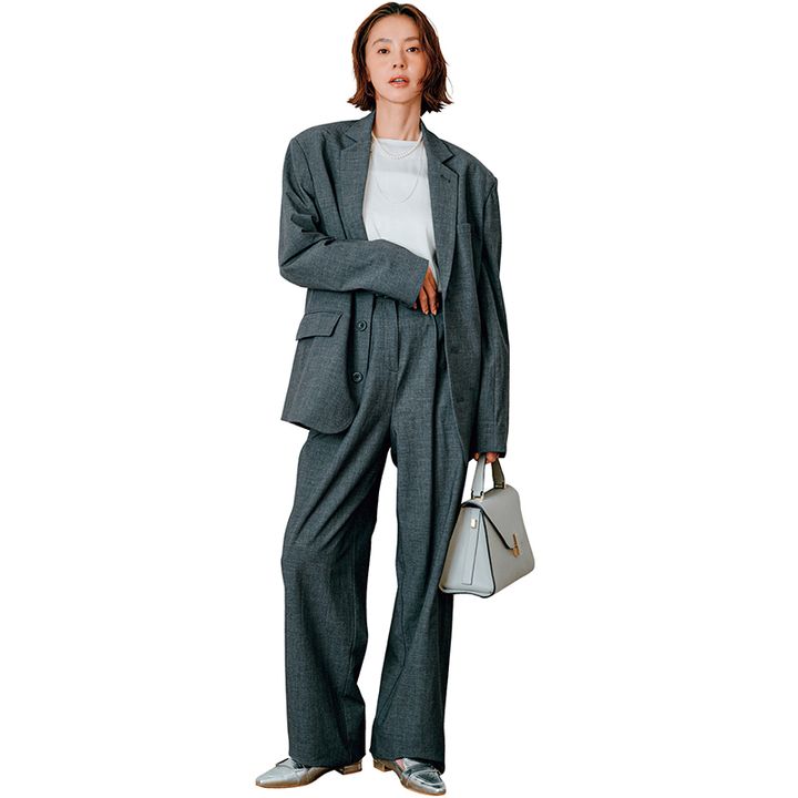 グレーのジャケットセットアップコーデ