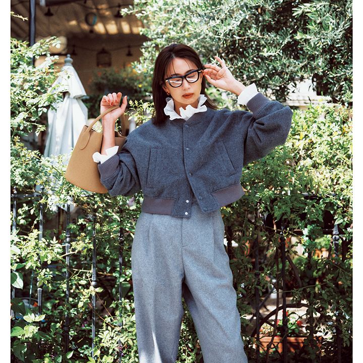 フリルシャツにグレーのジャケット、パンツコーデ