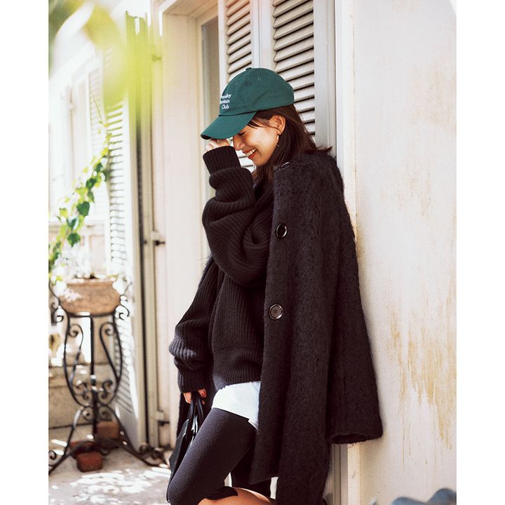 レギンスにコート、モスグリーンのキャップコーデ