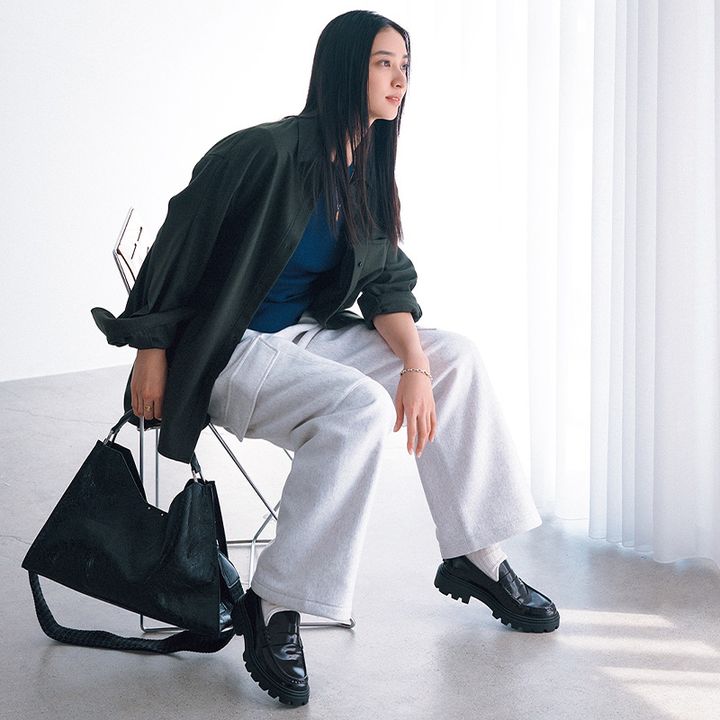 シャツジャケットにスエット、パンツのコーデ