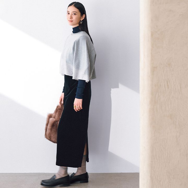 半袖スエットレイヤードにスカート、ファーバッグ