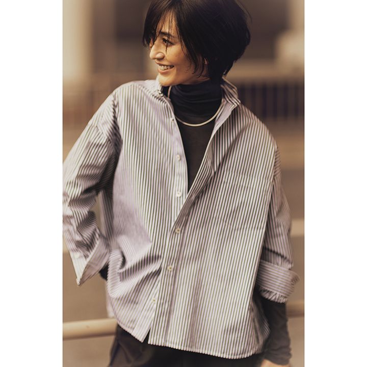 シアートップスにストライプシャツのコーデ