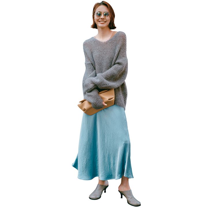 グレーニットに水色サテンスカートコーデ