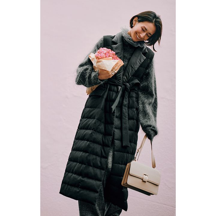 黒ダウンジレにグレーニットのコーデ