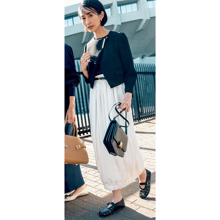 11月の服装例：モードな変形ジャケットに白スカートのハレの日コーデ