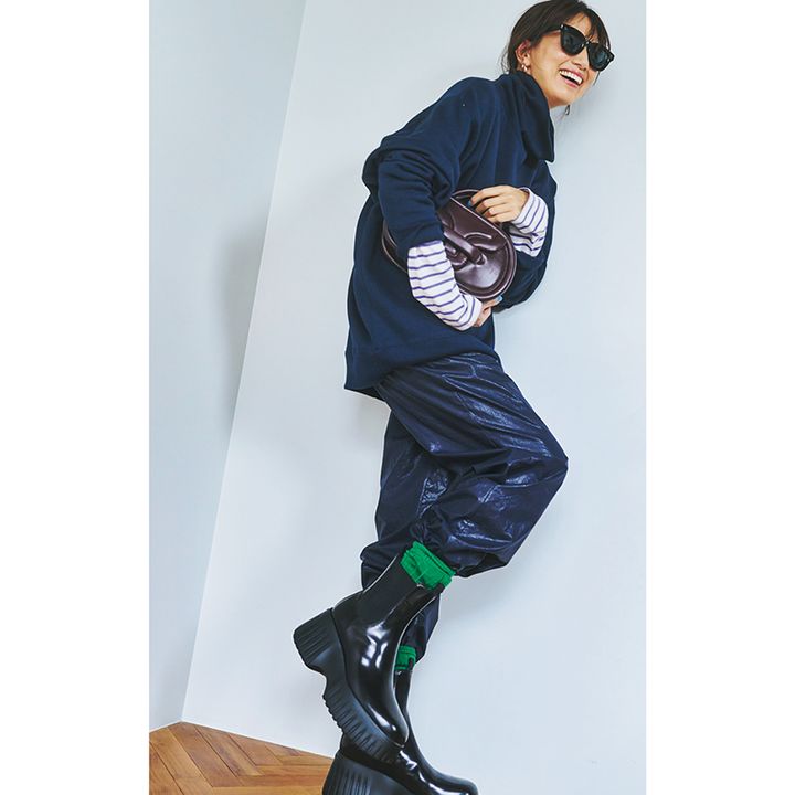 厚底ショートブーツにパラシュートパンツ、ニットのコーデ