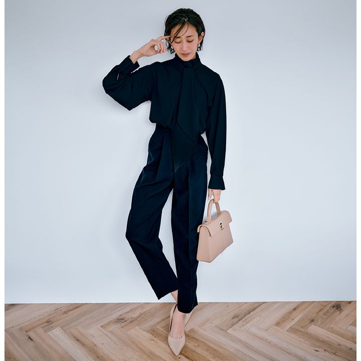 黒リボンブラウスに黒パンツのオールブラックコーデ