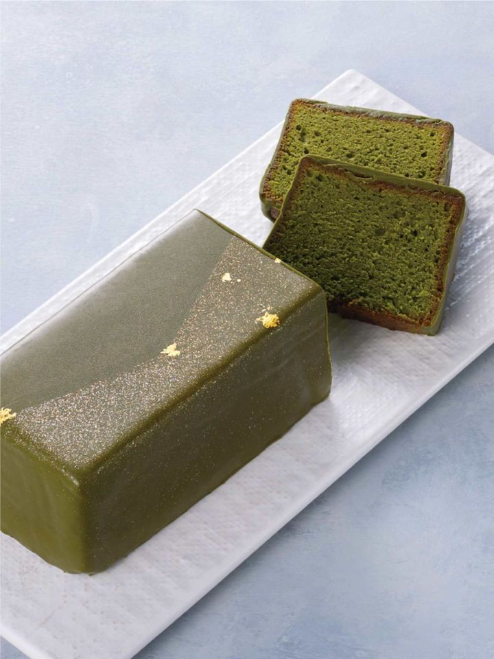 「抹茶 ロワイヤル」（460g）¥6,480。深いグリーンに、金箔があしらわれた華やかなケークは、お祝いのシーンに最適。