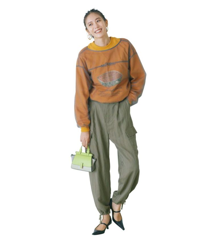 チュールトップスをロンTに重ねたコーデ