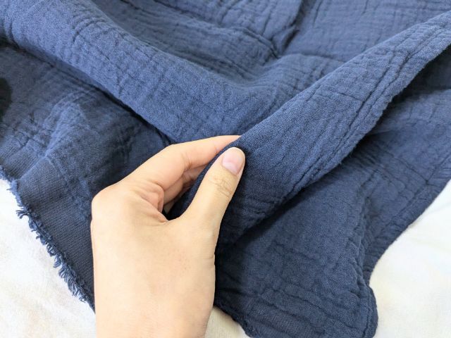 トリプルガーゼ手で触る