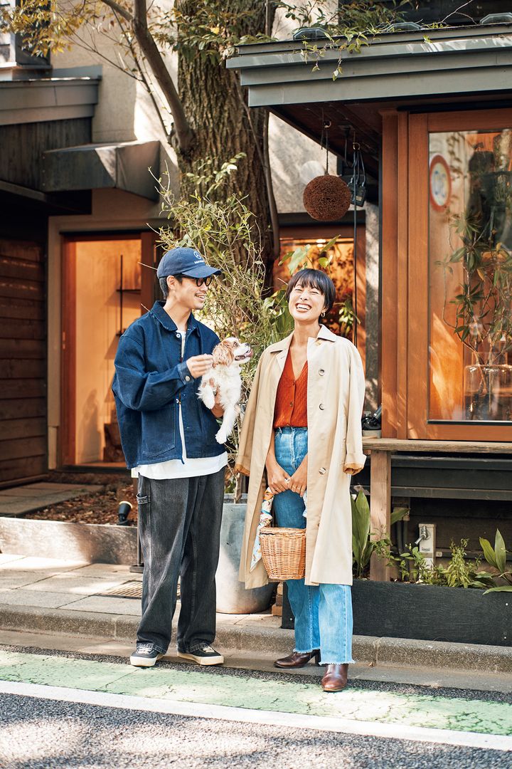 散歩中のおしゃれ夫婦をスナップ！薄手ジャケットの着こなしのお手本に【目利きが集うお店でスナップ】