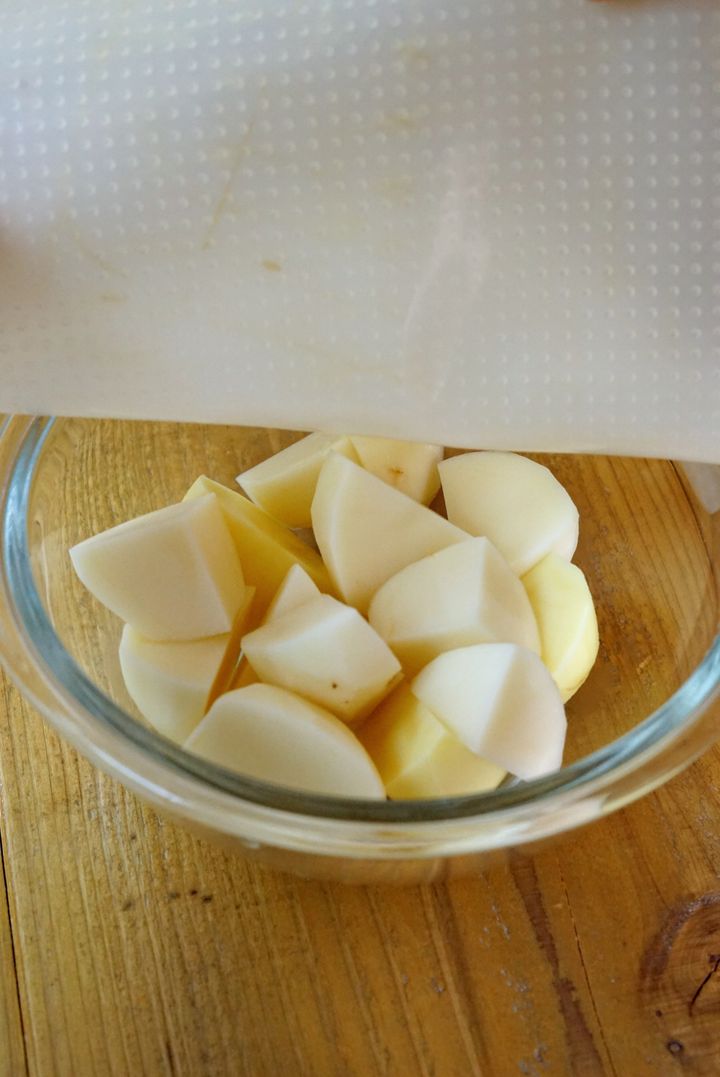 【火を使わない簡単レシピ】じゃがいもとスモークサーモンの前菜の作り方【料理家 あやかの旬野菜を使ったアペロおつまみ vol.23 〜レシピで旅するヨーロッパ〜】