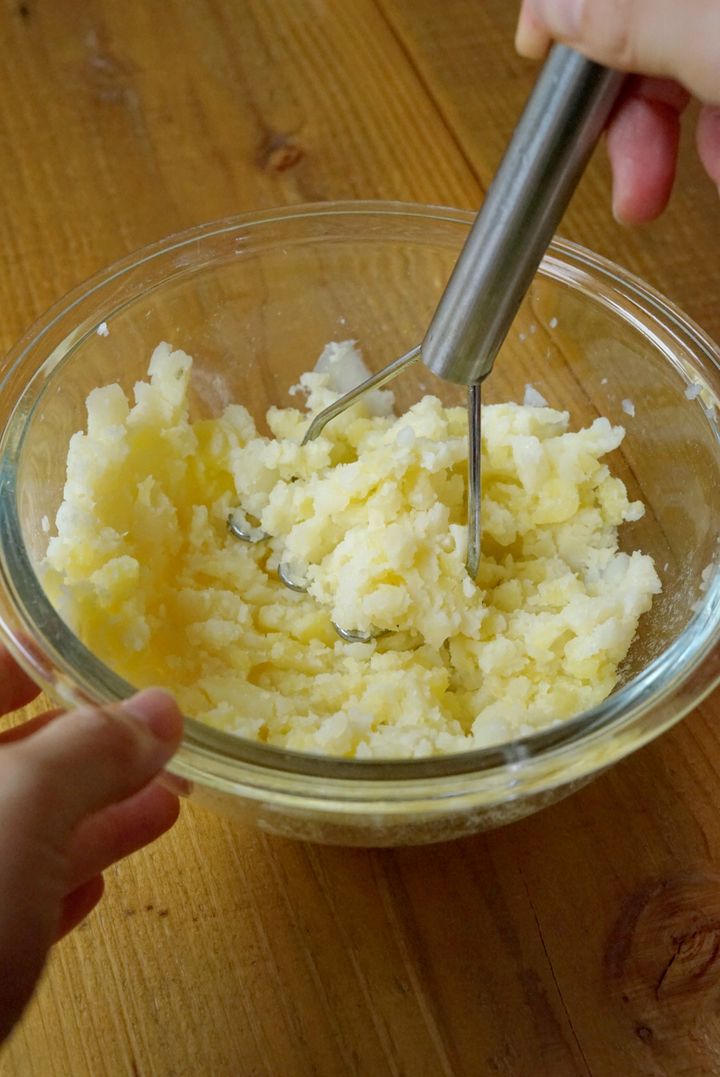 【火を使わない簡単レシピ】じゃがいもとスモークサーモンの前菜の作り方【料理家 あやかの旬野菜を使ったアペロおつまみ vol.23 〜レシピで旅するヨーロッパ〜】