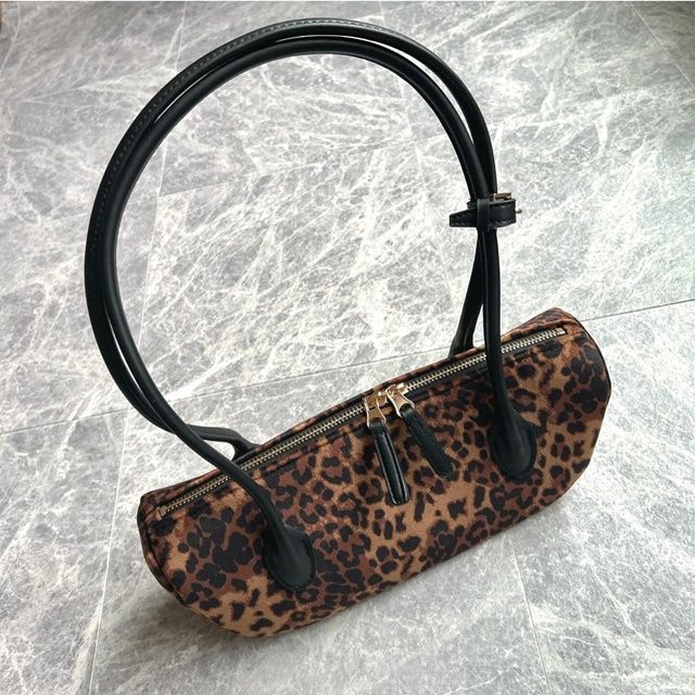 H&M「オブロングショルダーバッグ」