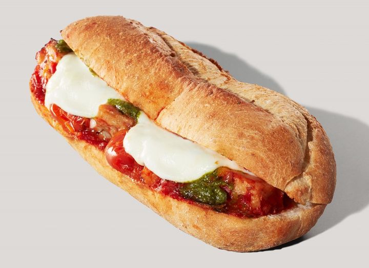 「トマトモッツァレラ&バジルチキン 石窯フィローネ」630円