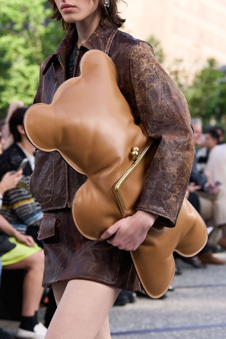 コーチ 2025年春夏コレクションより。