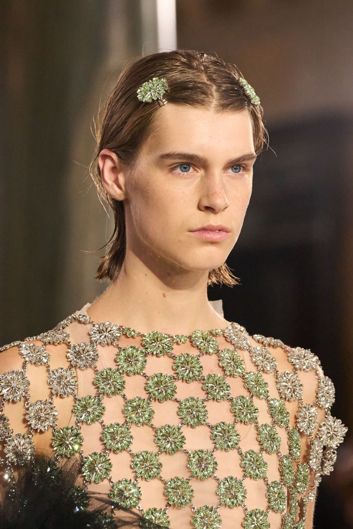 シモーン・ロシャ 2025年春夏コレクションより。