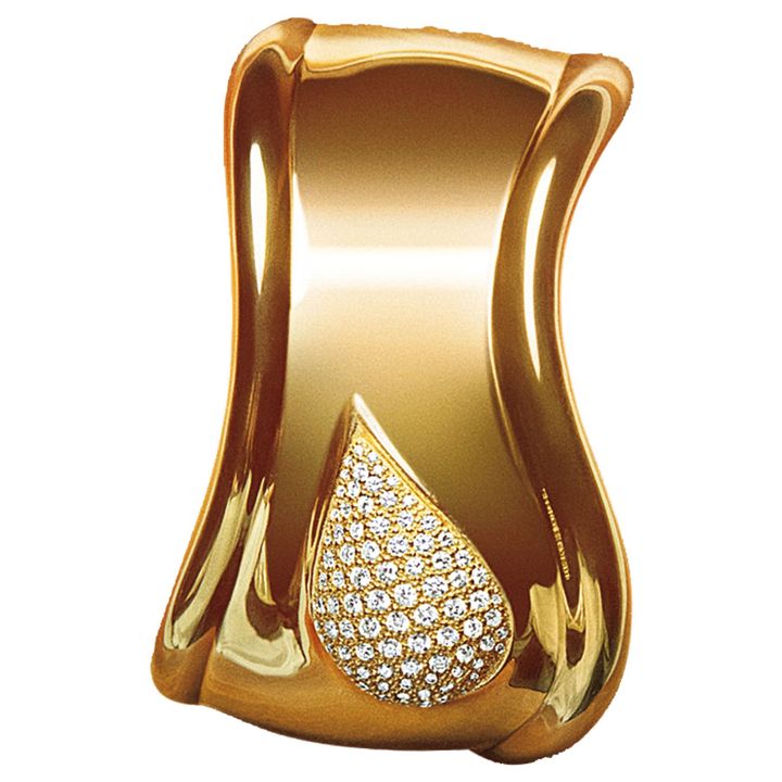 エルサ・ペレッティの代表作「ボーン カフ」の最新作。パヴェダイヤモンドをあしらったドロップモチーフが特徴。YG×ダイヤモンド 参考商品／TIFFANY & CO. （ティファニー・アンド・カンパニー・ジャパン）