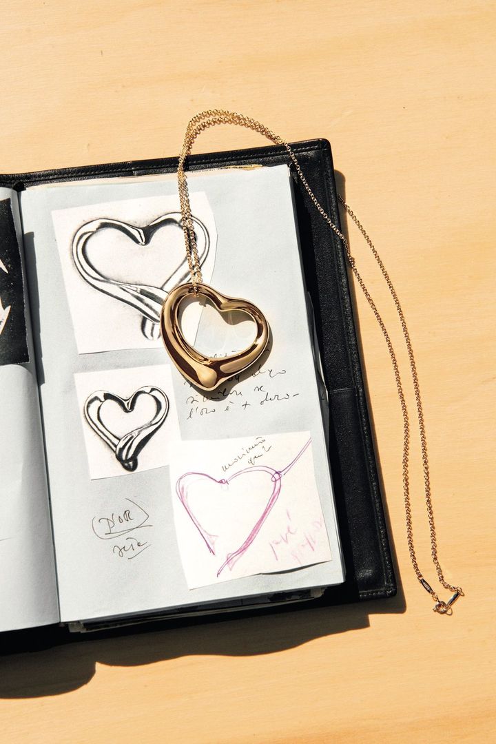 代表作「オープン ハート」のペンダン トとスケッチ。