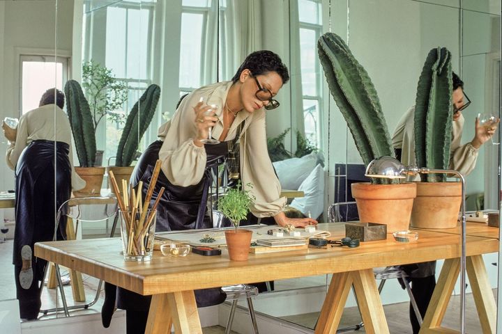 1974年、マンハッタン の自宅兼スタジオで構想を練るエルサ。Photo_ Duane Michals