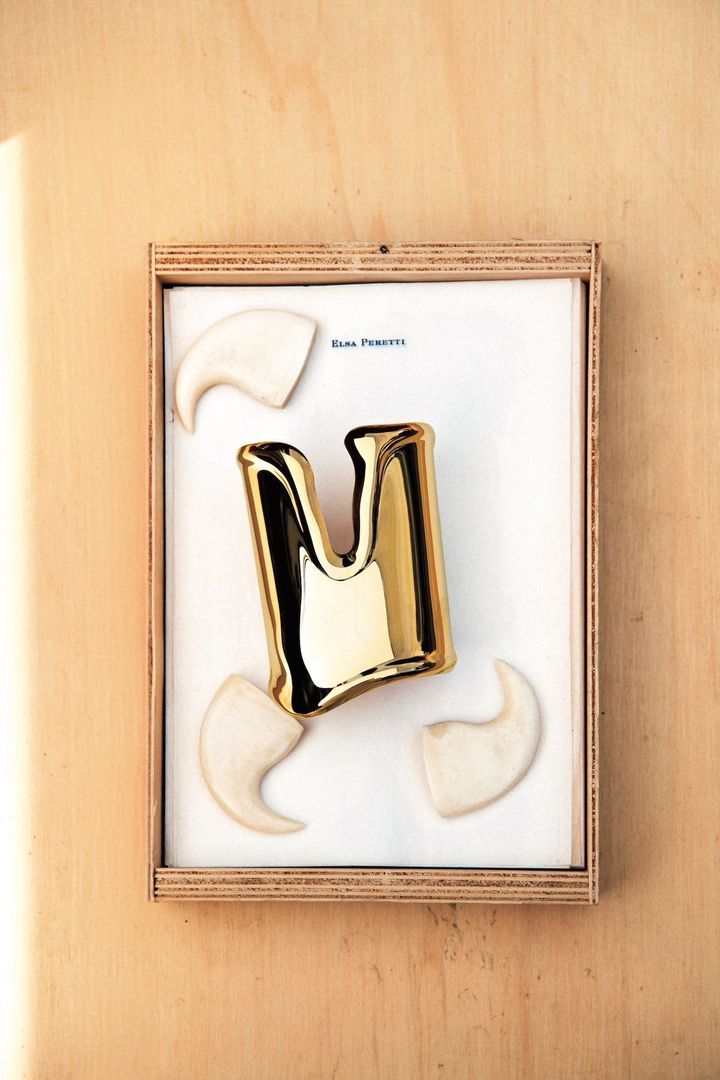 エルサがデザイ ンした「ボーン カフ」（アーカイブ作品）。